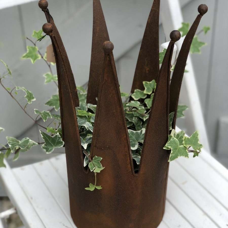 Rust crown planter medium