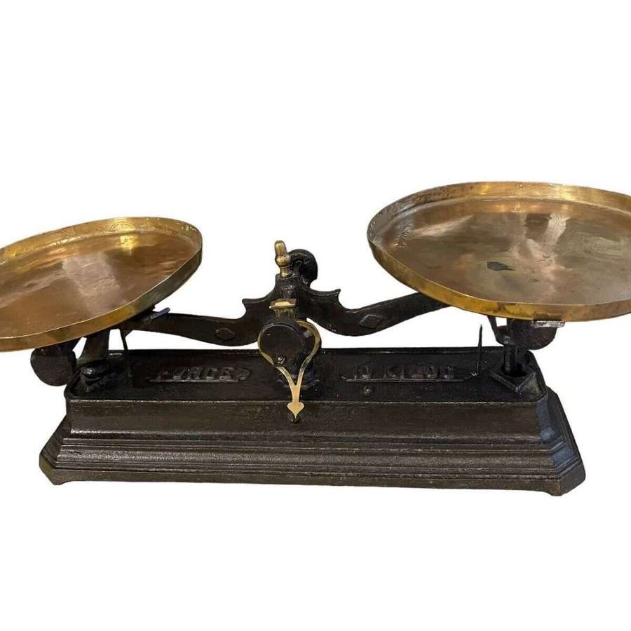French shop weighing scales made for  26 Rue de Crussol Paris