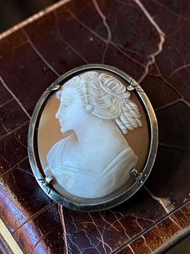 Antique Hand-Carved Shell Cameo Brooch
